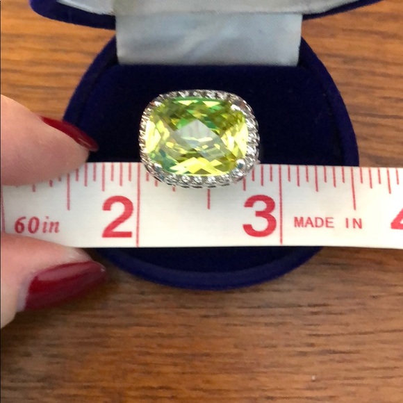 Peridot color and CZ ring silver tone Sz 7 - Picture 7 of 8